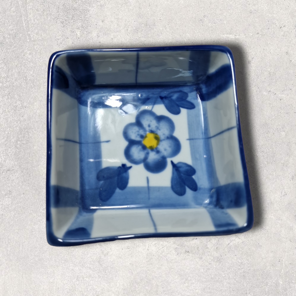 fyrkantig skål blomma blå